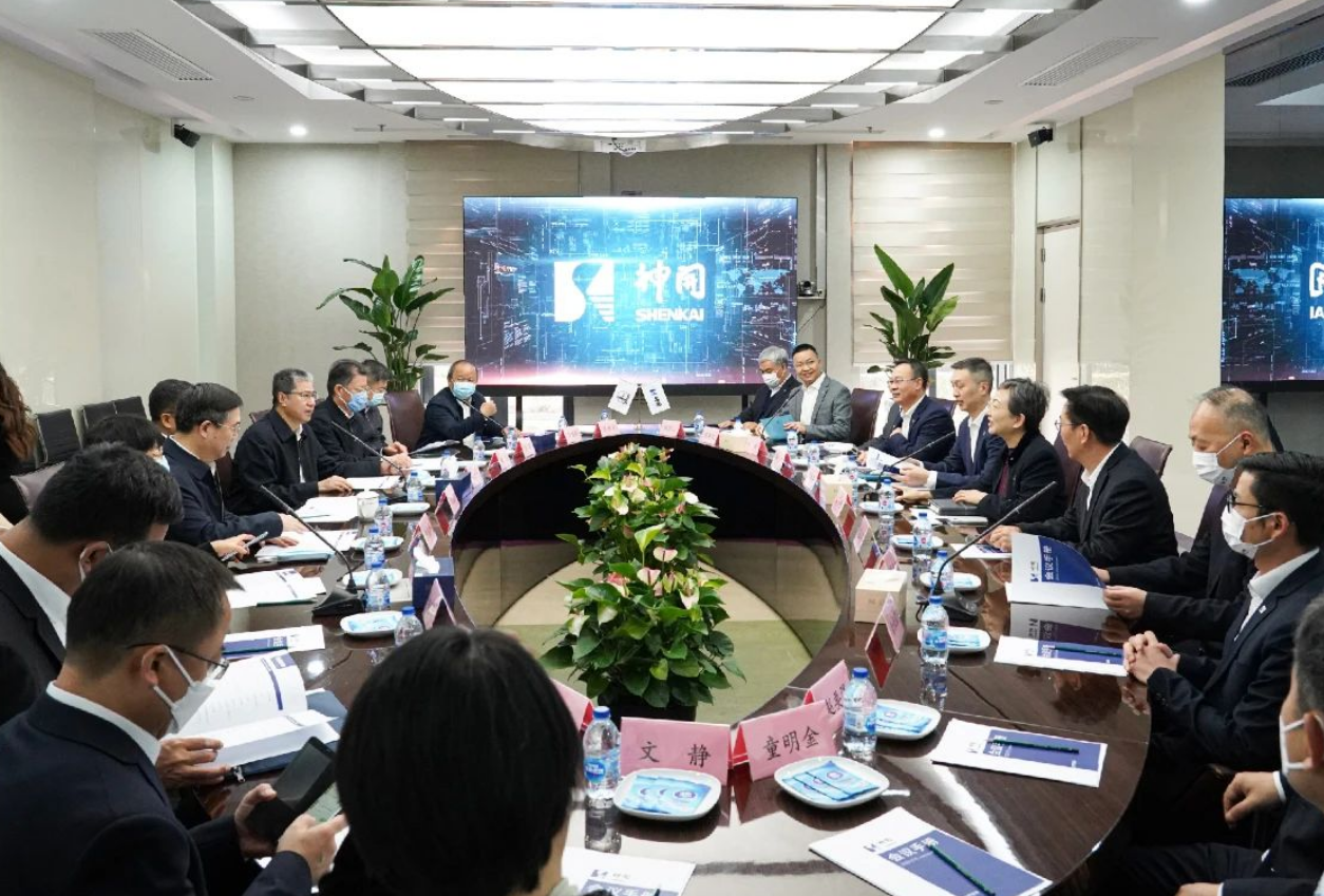 中石化高級(jí)副總裁劉宏斌一行益臨神開參觀考察(圖2) 中石化高級(jí)副總裁劉宏斌一行益臨神開參觀考察(圖2)