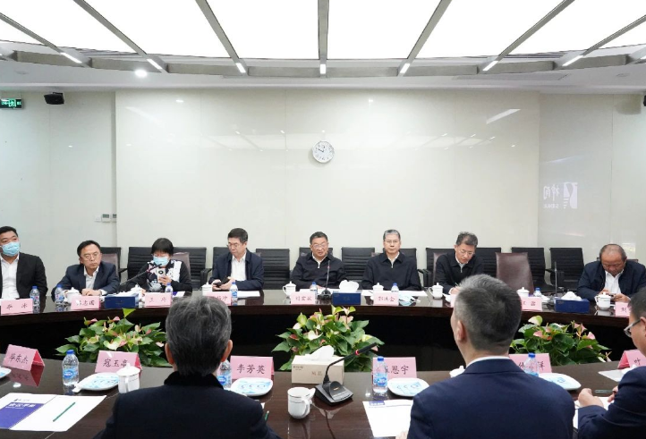 中石化高級(jí)副總裁劉宏斌一行益臨神開參觀考察(圖1) 中石化高級(jí)副總裁劉宏斌一行益臨神開參觀考察(圖1)